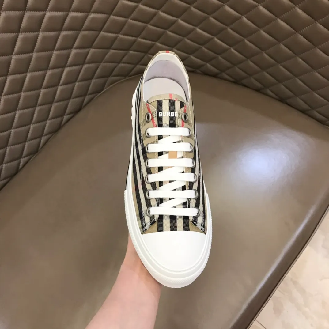 p400 "Burberr*" men's classic low-top sneakers, reinterpreted in Vintage check cotton material and decorated with a new brand logo. First-layer sheepskin lining, embossed Burberry logo on the heel, and original TPU outsole! Size: 38-44 No. 068